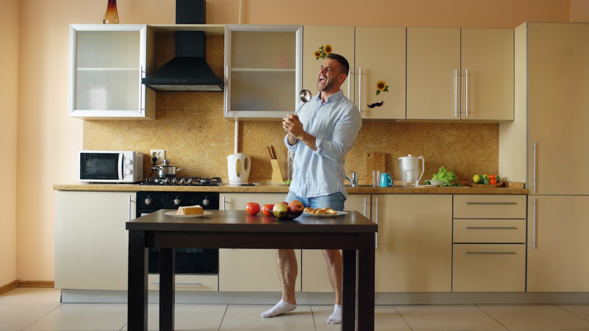 Hombre saludable disfrutando de un plato nutritivo